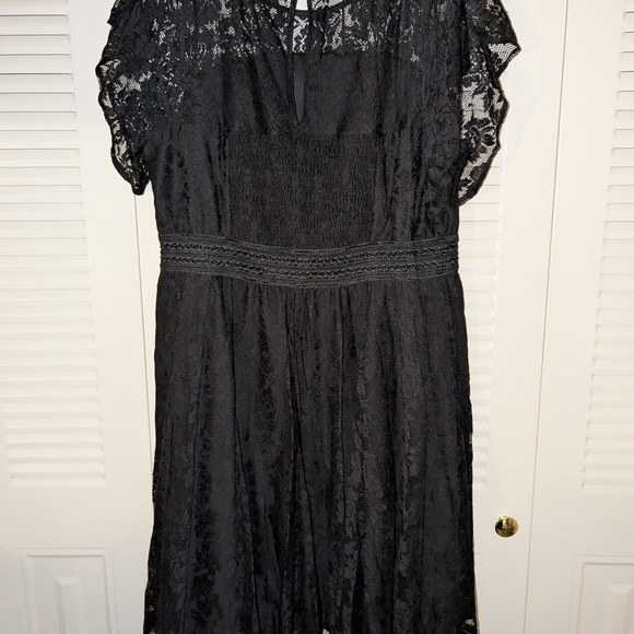 Elegant Black Lace Dress - Picture 3 of 7